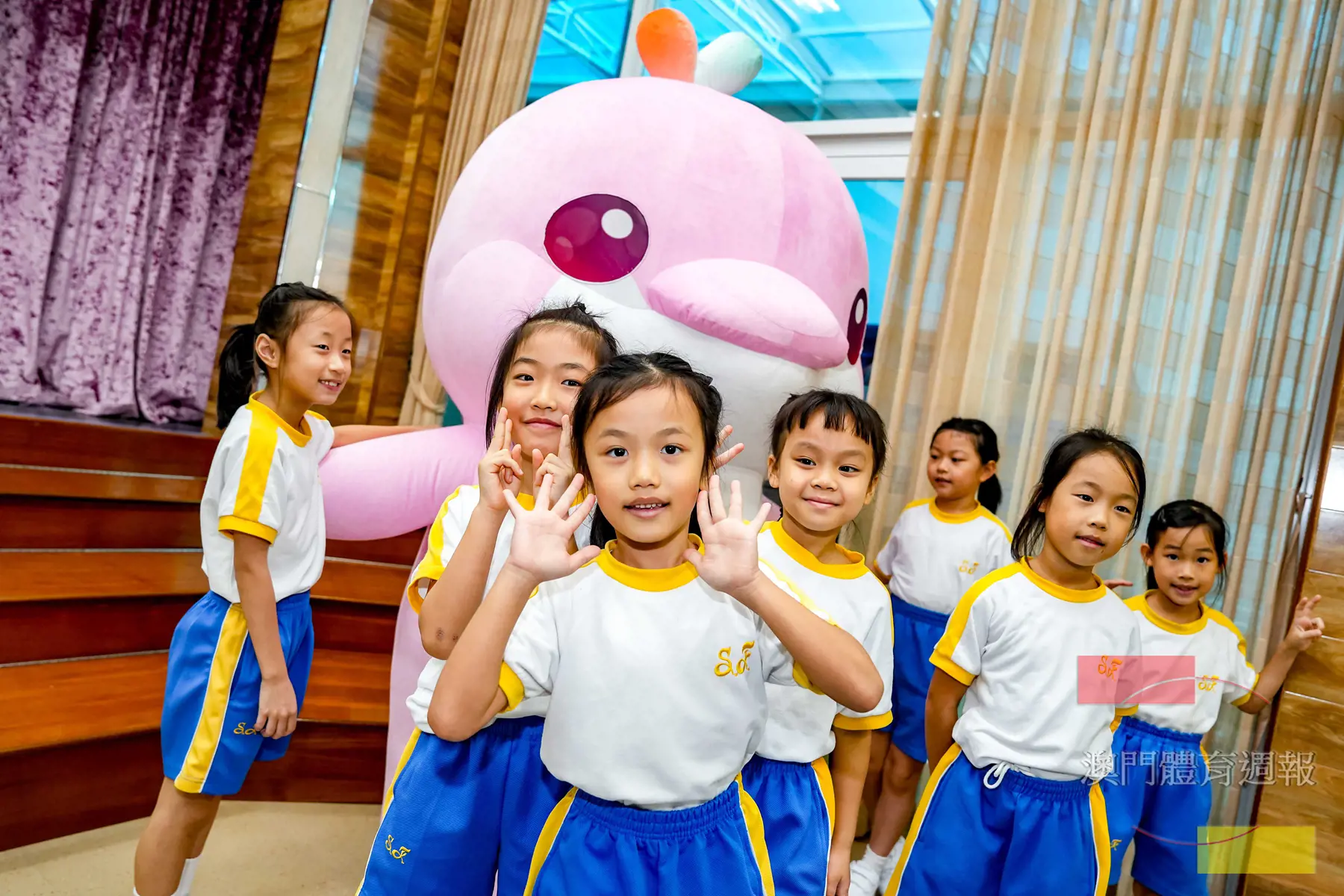 副2 學生投入校園快閃活動.jpg